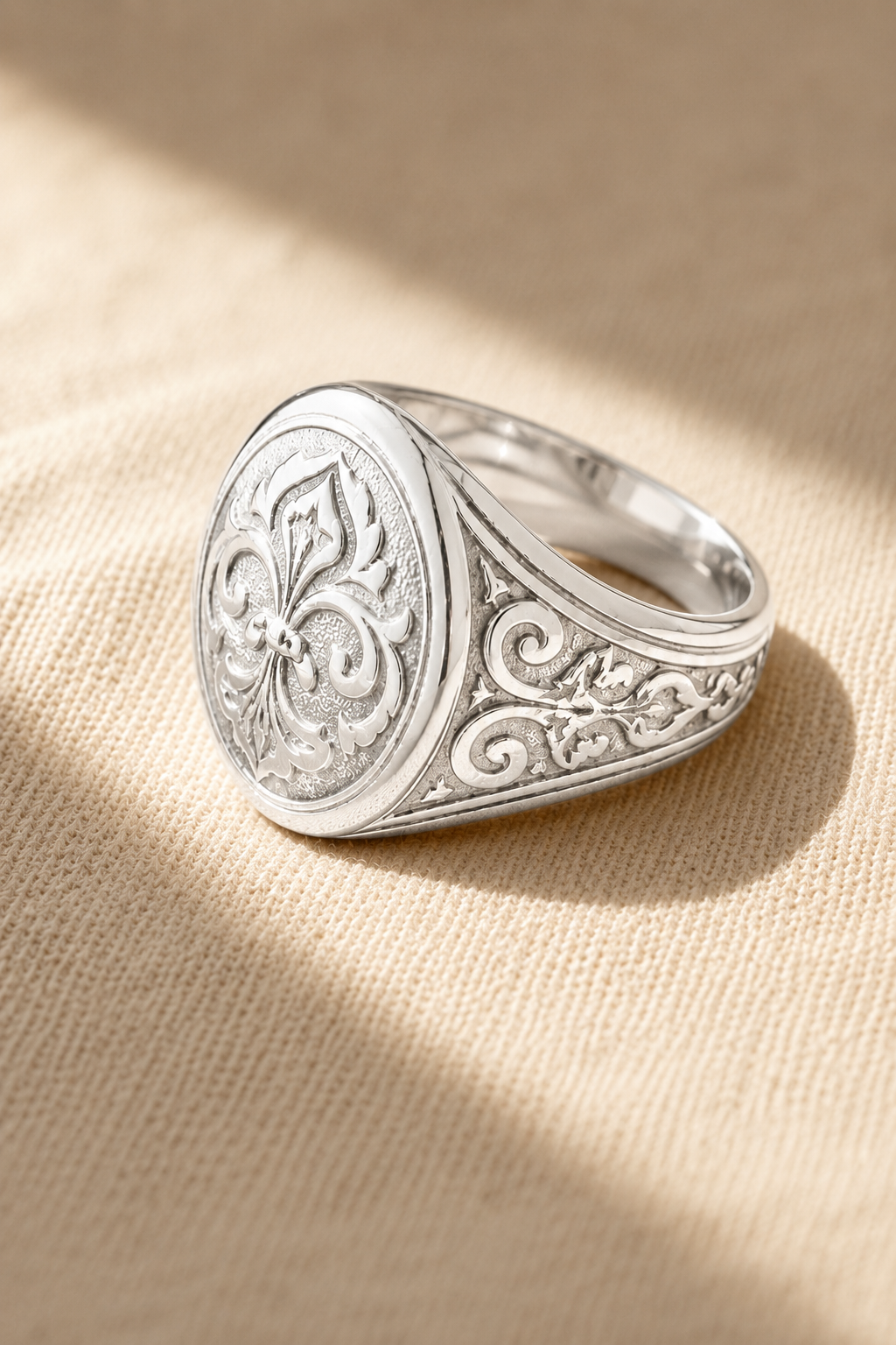 Oxidized 925 silver signet with engraved tropical leaf